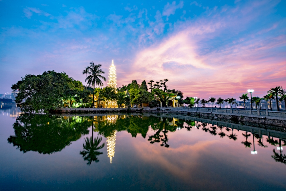 The 11-storey stupa rises high, glowing brilliantly over the peaceful West Lake 